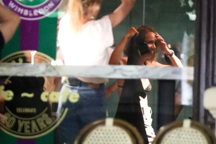 SEKSI WIMBLEDONSKA POBJEDNICA SNIMLJENA U RAZUZDANOJ ZABAVI: Izvela je striptiz u centru Praga