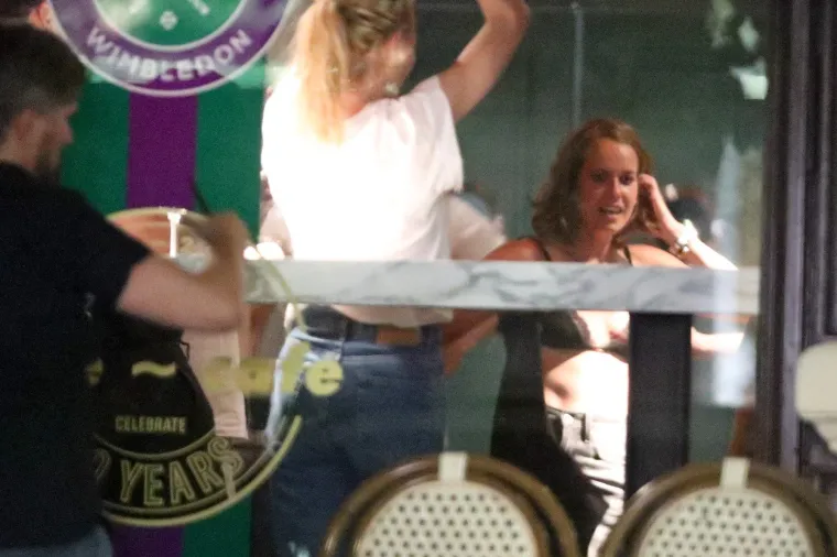 SEKSI WIMBLEDONSKA POBJEDNICA SNIMLJENA U RAZUZDANOJ ZABAVI: Izvela je striptiz u centru Praga