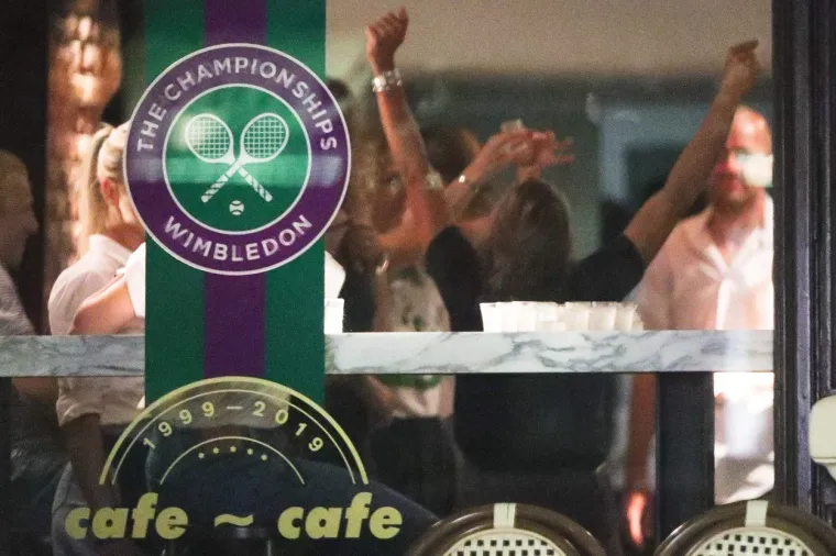 SEKSI WIMBLEDONSKA POBJEDNICA SNIMLJENA U RAZUZDANOJ ZABAVI: Izvela je striptiz u centru Praga