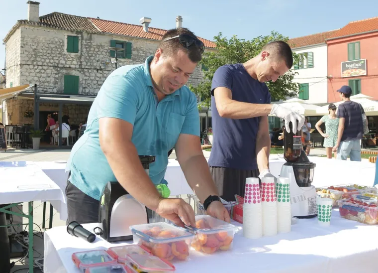 Načelnik Murtera ljut zbog visokih cijena ispunio obećanje i organizirao 'kroasan party'