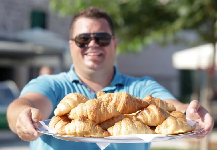 Načelnik Murtera ljut zbog visokih cijena ispunio obećanje i organizirao 'kroasan party'