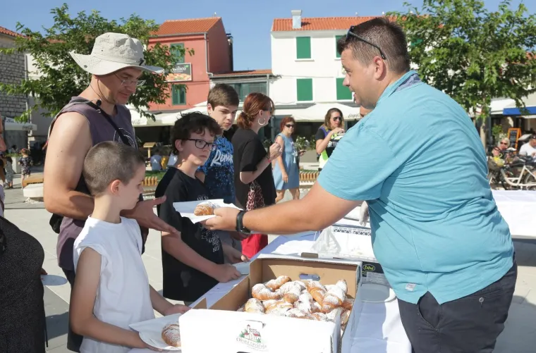 Načelnik Murtera ljut zbog visokih cijena ispunio obećanje i organizirao 'kroasan party'