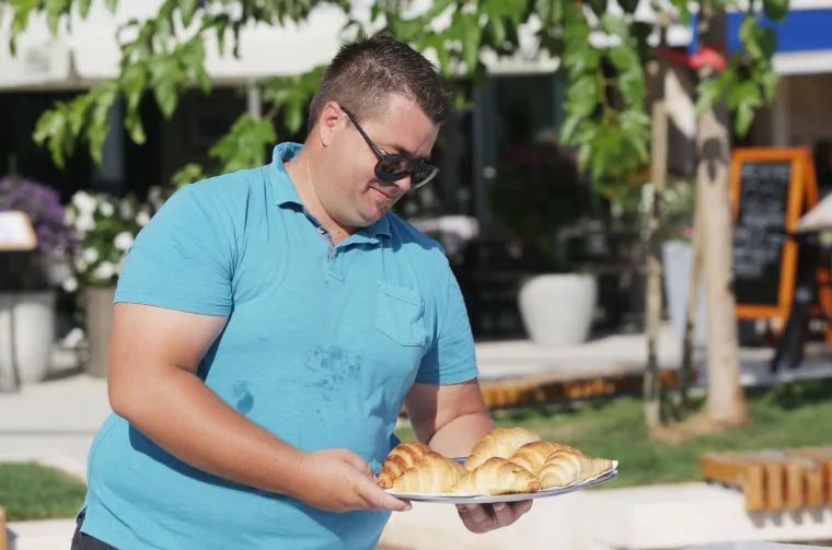 Načelnik Murtera ljut zbog visokih cijena ispunio obećanje i organizirao 'kroasan party'