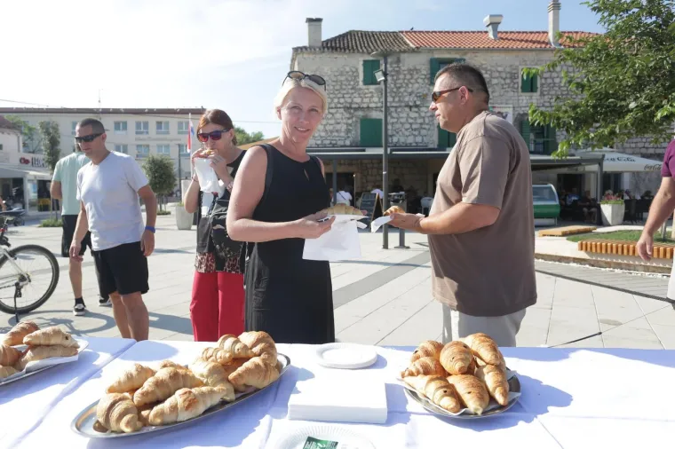 Načelnik Murtera ljut zbog visokih cijena ispunio obećanje i organizirao 'kroasan party'