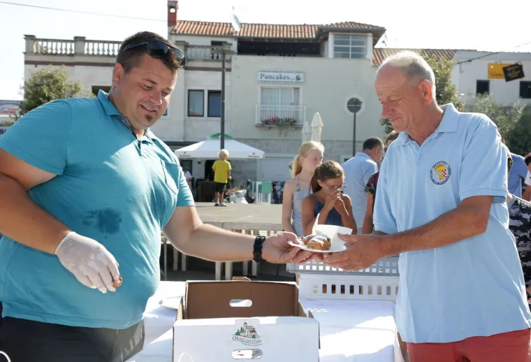 Načelnik Murtera ljut zbog visokih cijena ispunio obećanje i organizirao 'kroasan party'