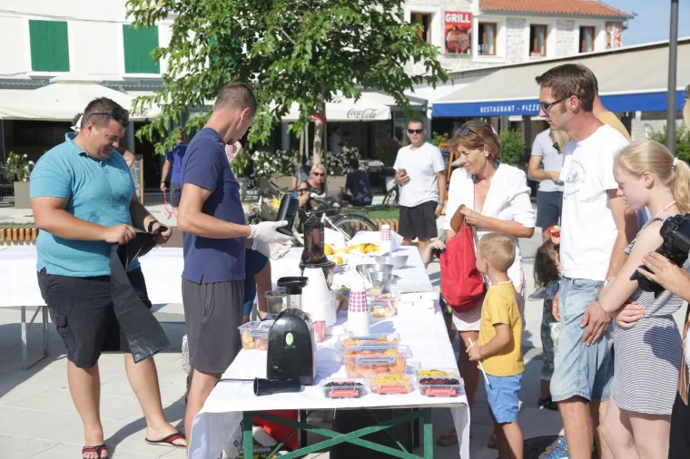 Načelnik Murtera ljut zbog visokih cijena ispunio obećanje i organizirao 'kroasan party'