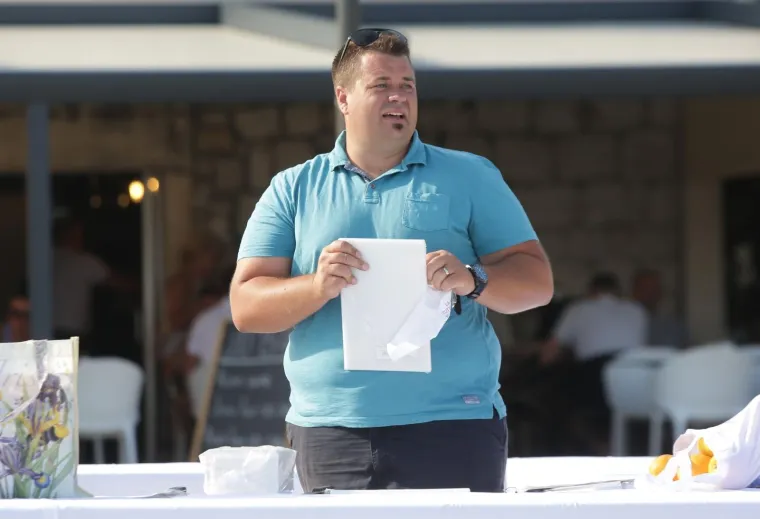 Načelnik Murtera ljut zbog visokih cijena ispunio obećanje i organizirao 'kroasan party'