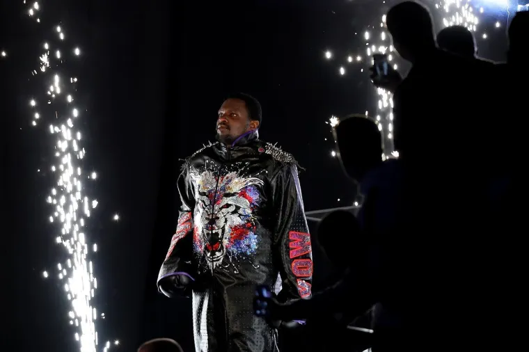 Dillian Whyte je uspio u glavnoj borbi večeri u Londonskoj O2 Areni pobijedio je Oscara Rivasa u 12 rundi te postao WBC-ov &ldquo;mandatory contender&rdquo; u te&scaron;koj kategoriji, &scaron;to znači da bi trebao za taj pojas izazvati prvaka Deontaya Wildera u bližoj budućnosti.