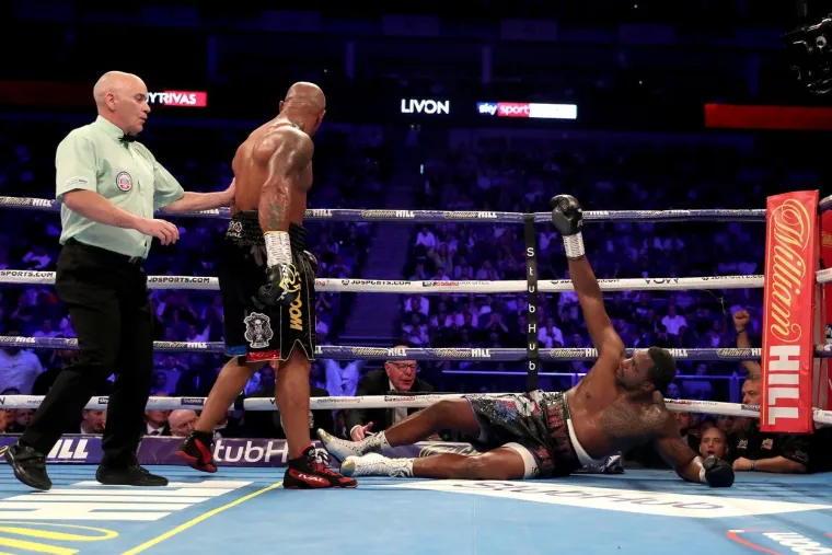 Whyte je kroz ostatak borbe kontrolirao situaciju, držao je nižeg Rivasa na distanci direktima i nije mu dao da uđe unutra u plasira snažne udarce u tijelo. Sve do devete runde. Rivas je probio prvi blok i snažnim aperkatom pogodio u bradu Whytea te ga posao u knockdown.  Whyte se brzo pribrao i na jednak način, sigurno i inteligentno, zavr&scaron;io borbu te pobijedio jednoglasnom odlukom sudaca.