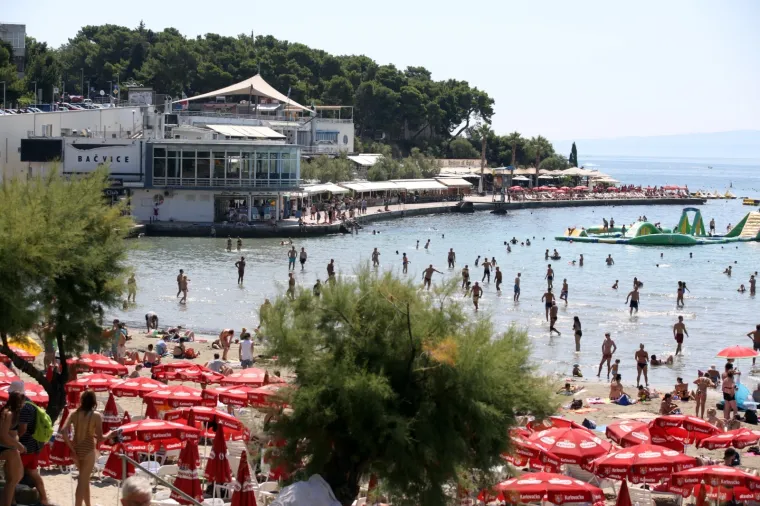 Prepuna splitska plaža Bačvice na udarni ljetni turistički vikend.