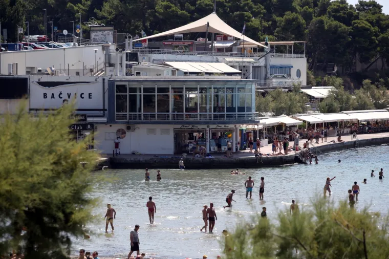 SPLITSKE BAČVICE PUNE ZA UDARNI TURISTIČKI VIKEND: Turisti uživaju u suncu, vrućinama, moru ali i knjigama iz automata