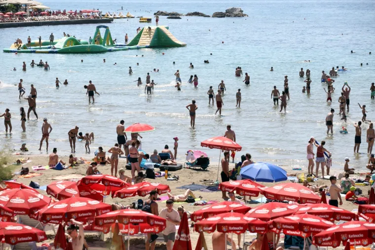 SPLITSKE BAČVICE PUNE ZA UDARNI TURISTIČKI VIKEND: Turisti uživaju u suncu, vrućinama, moru ali i knjigama iz automata