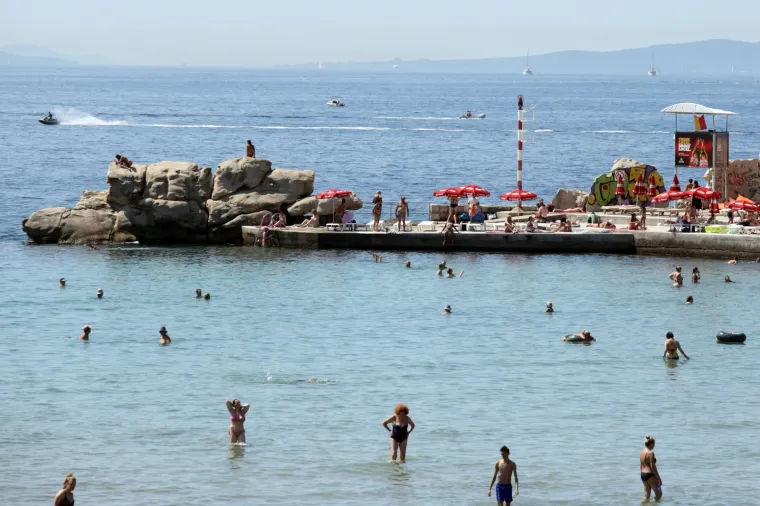 SPLITSKE BAČVICE PUNE ZA UDARNI TURISTIČKI VIKEND: Turisti uživaju u suncu, vrućinama, moru ali i knjigama iz automata
