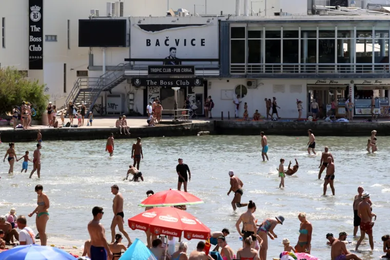 SPLITSKE BAČVICE PUNE ZA UDARNI TURISTIČKI VIKEND: Turisti uživaju u suncu, vrućinama, moru ali i knjigama iz automata