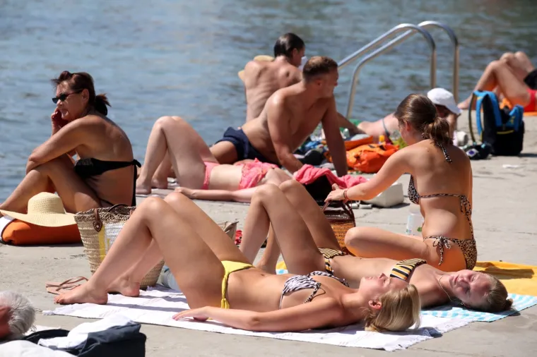 SPLITSKE BAČVICE PUNE ZA UDARNI TURISTIČKI VIKEND: Turisti uživaju u suncu, vrućinama, moru ali i knjigama iz automata