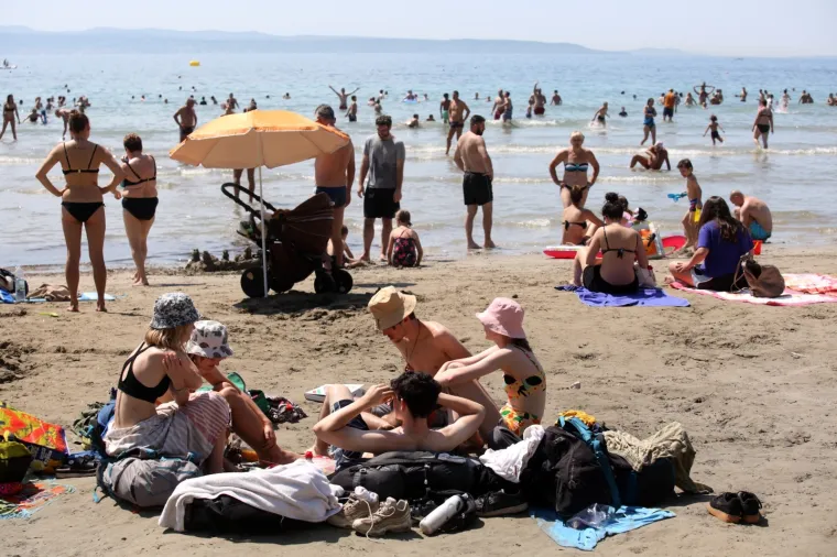 SPLITSKE BAČVICE PUNE ZA UDARNI TURISTIČKI VIKEND: Turisti uživaju u suncu, vrućinama, moru ali i knjigama iz automata