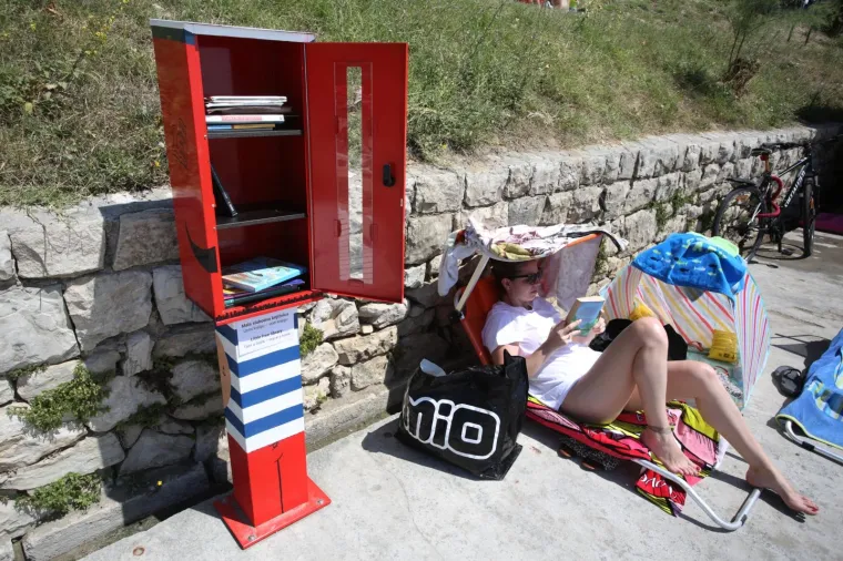 SPLITSKE BAČVICE PUNE ZA UDARNI TURISTIČKI VIKEND: Turisti uživaju u suncu, vrućinama, moru ali i knjigama iz automata