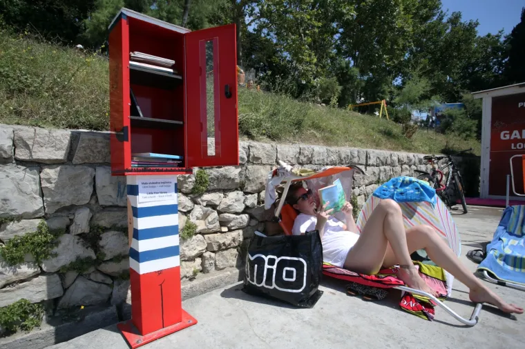 SPLITSKE BAČVICE PUNE ZA UDARNI TURISTIČKI VIKEND: Turisti uživaju u suncu, vrućinama, moru ali i knjigama iz automata