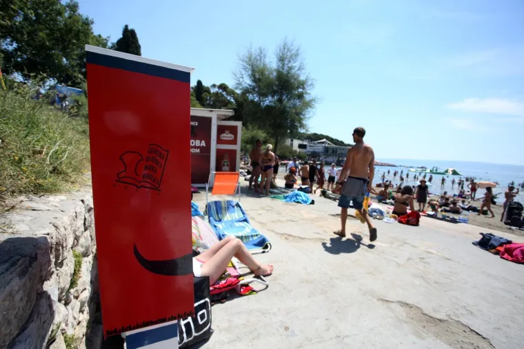 SPLITSKE BAČVICE PUNE ZA UDARNI TURISTIČKI VIKEND: Turisti uživaju u suncu, vrućinama, moru ali i knjigama iz automata