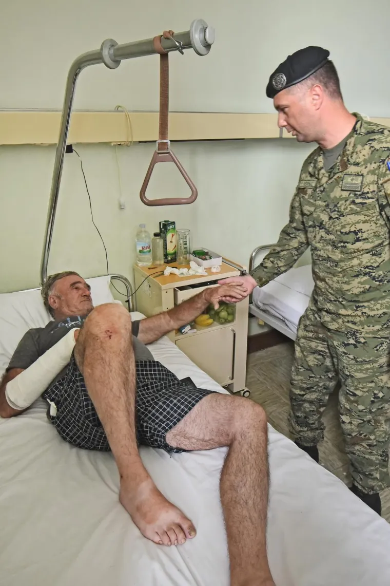 Napadnutog umirovljenika u bolnici posjetio zapovjednik Tigrova