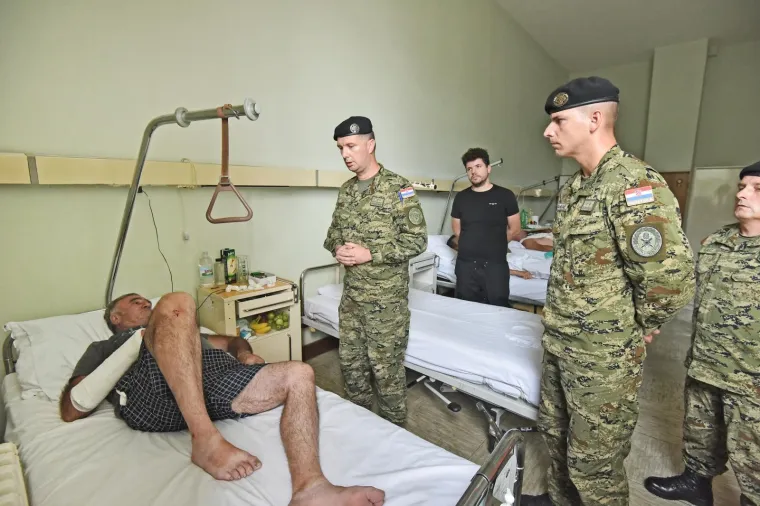Napadnutog umirovljenika u bolnici posjetio zapovjednik Tigrova