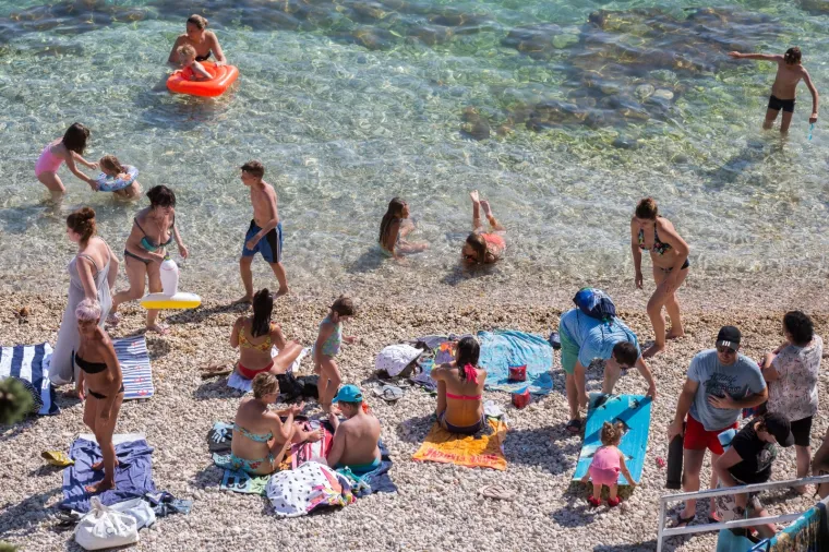 U &scaron;panjolskom Benidormu na Costa Blanci, gdje populacija tijekom ljeta sa 70 tisuća ljudi naraste na milijun i pol, kažnjivo je noćenje na plaži, pranje posuđa ili pranje samoga sebe u moru sa sapunom ili &scaron;amponom