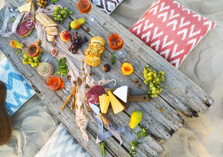 Firenca vodi rat protiv turista koji ne ručaju u  gradskim restoranima, nego jednostavno kupe namirnice u trgovini i sjednu negdje na stepenice u sredi&scaron;tu grada da bi pojeli &scaron;to imaju. Trenutno su gradske vlasti do&scaron;le na ideju oko podneva sva primjerena mjesta poprskati vodom