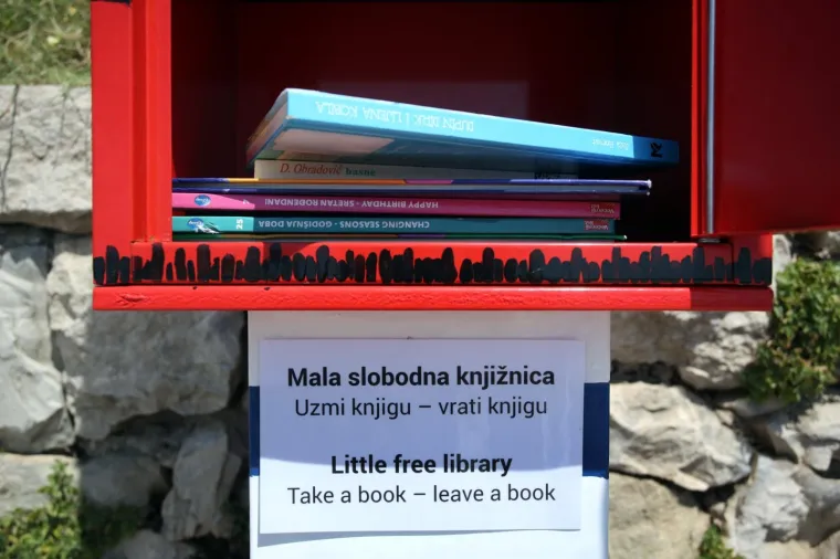 Kupače u Splitu oduševila sjajna ideja: Na Bačvicama automat s besplatnim knjigama