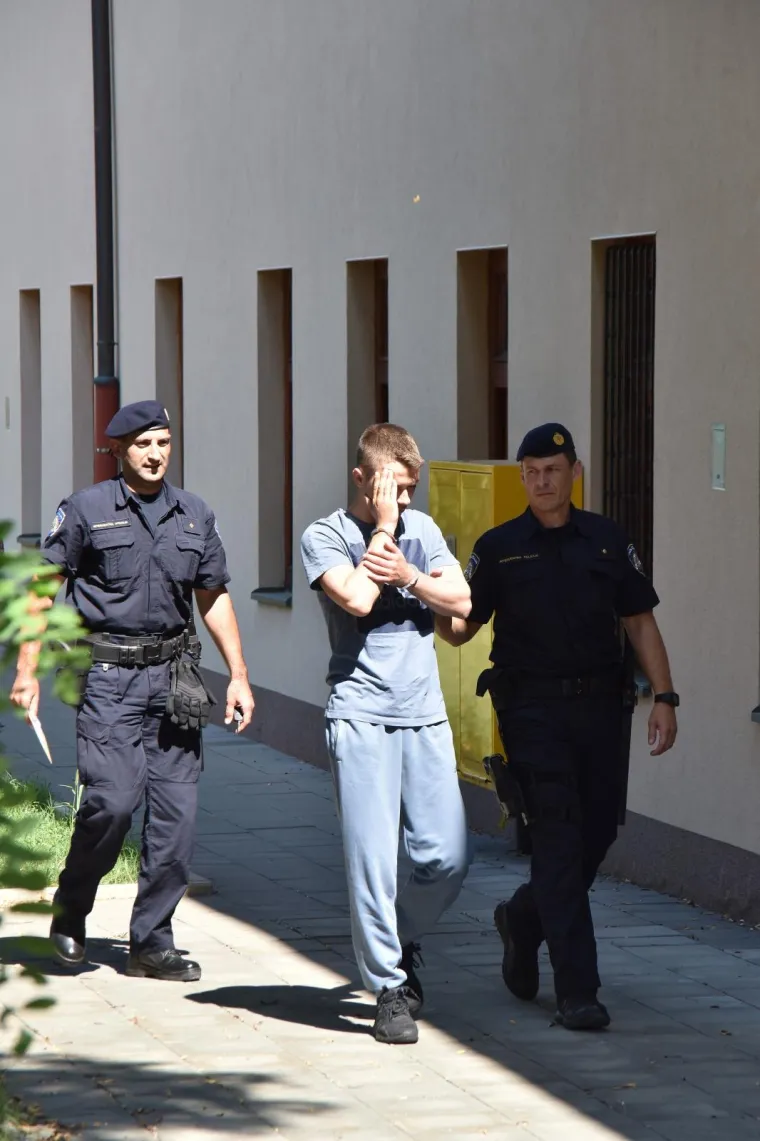 Na ispitivanje privedeni mladići koji su pretukli starca na terasi kafića u Puli