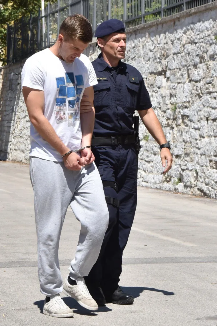 Na ispitivanje privedeni mladići koji su pretukli starca na terasi kafića u Puli