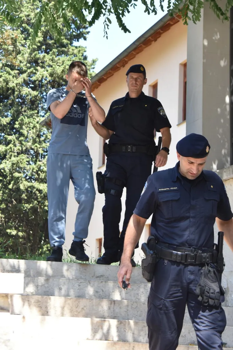 Na ispitivanje privedeni mladići koji su pretukli starca na terasi kafića u Puli