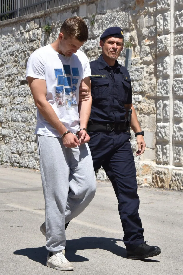 Na ispitivanje privedeni mladići koji su pretukli starca na terasi kafića u Puli