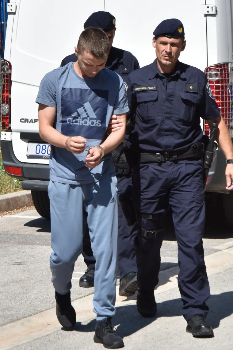 Na ispitivanje privedeni mladići koji su pretukli starca na terasi kafića u Puli