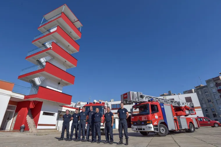 Vatrogasci diljem Hrvatske i Slovenije ispratili kolegu na vječni počinak: Postrojili su se, upalili sirene...