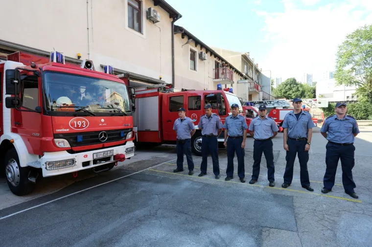 Vatrogasci diljem Hrvatske i Slovenije ispratili kolegu na vječni počinak: Postrojili su se, upalili sirene...