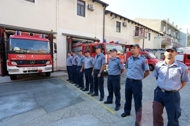 Vatrogasci diljem Hrvatske i Slovenije ispratili kolegu na vječni počinak: Postrojili su se, upalili sirene...