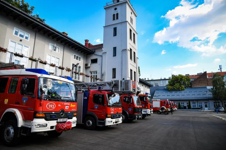 Vatrogasci diljem Hrvatske i Slovenije ispratili kolegu na vječni počinak: Postrojili su se, upalili sirene...
