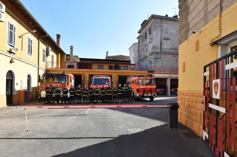 Vatrogasci diljem Hrvatske i Slovenije ispratili kolegu na vječni počinak: Postrojili su se, upalili sirene...