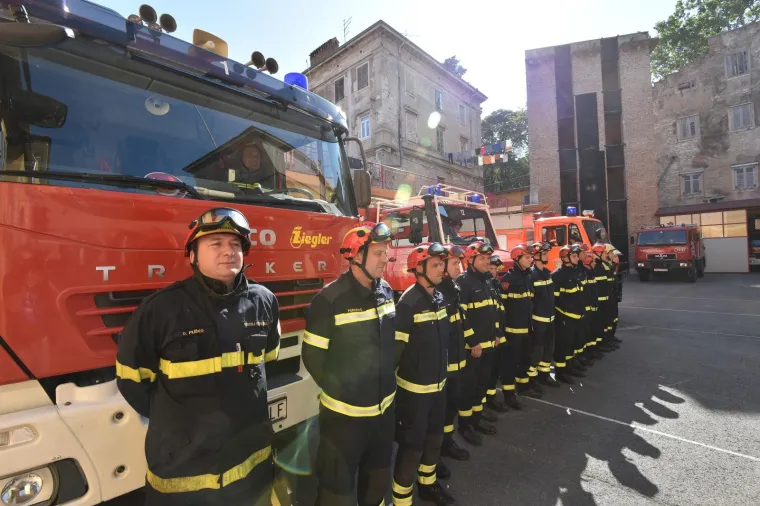 Vatrogasci diljem Hrvatske i Slovenije ispratili kolegu na vječni počinak: Postrojili su se, upalili sirene...