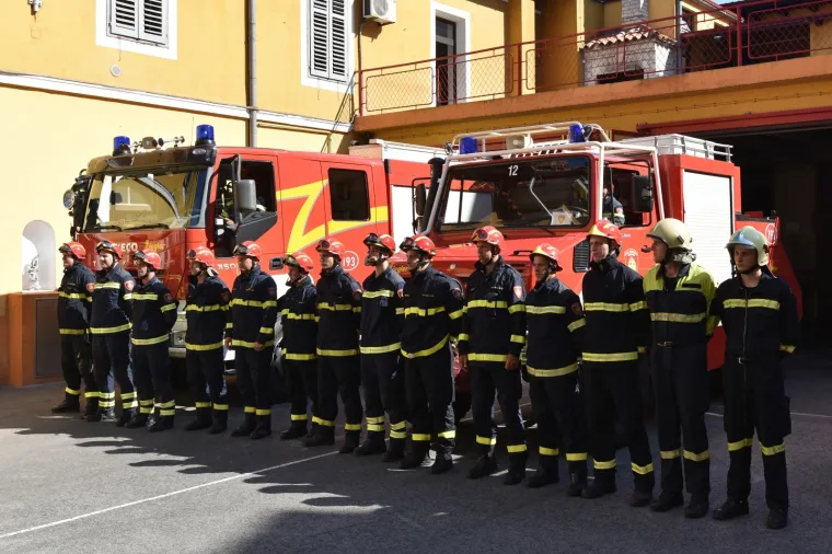 Vatrogasci diljem Hrvatske i Slovenije ispratili kolegu na vječni počinak: Postrojili su se, upalili sirene...