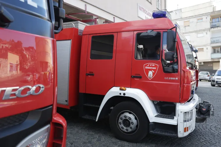 Vatrogasci diljem Hrvatske i Slovenije ispratili kolegu na vječni počinak: Postrojili su se, upalili sirene...