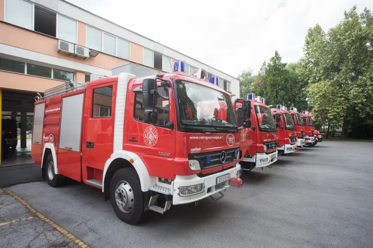 Vatrogasci diljem Hrvatske i Slovenije ispratili kolegu na vječni počinak: Postrojili su se, upalili sirene...