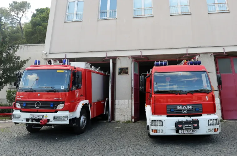 Vatrogasci diljem Hrvatske i Slovenije ispratili kolegu na vječni počinak: Postrojili su se, upalili sirene...