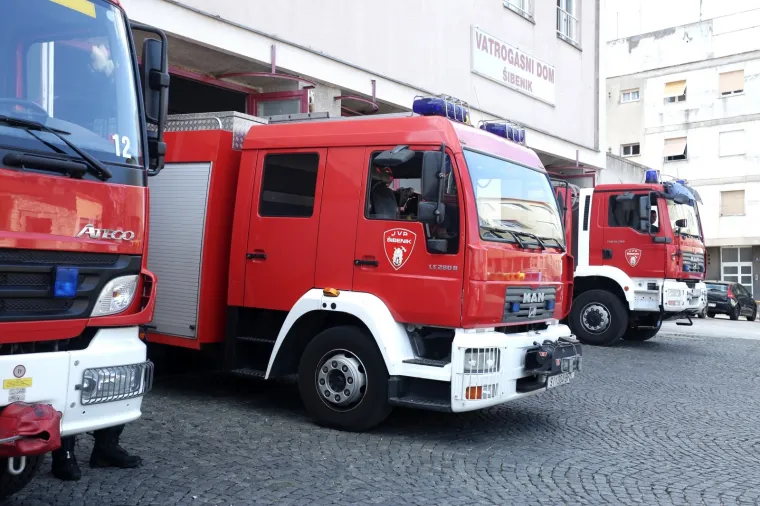 Vatrogasci diljem Hrvatske i Slovenije ispratili kolegu na vječni počinak: Postrojili su se, upalili sirene...
