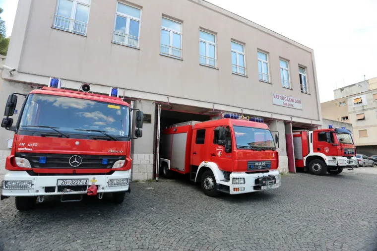 Vatrogasci diljem Hrvatske i Slovenije ispratili kolegu na vječni počinak: Postrojili su se, upalili sirene...