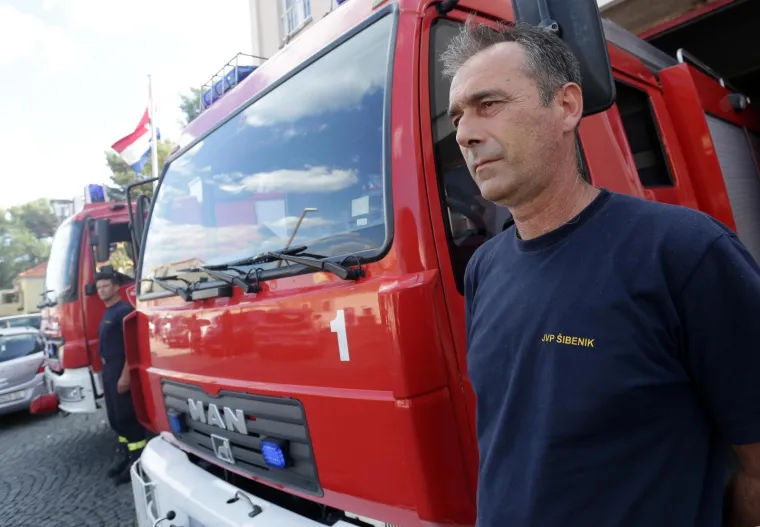 Vatrogasci diljem Hrvatske i Slovenije ispratili kolegu na vječni počinak: Postrojili su se, upalili sirene...