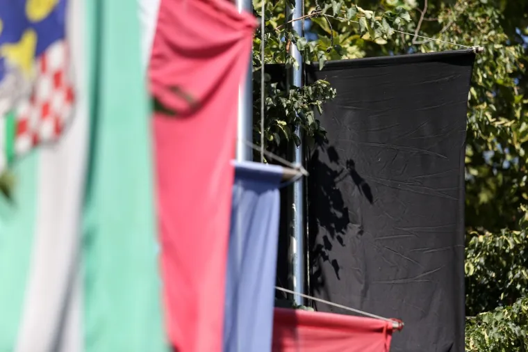 Ispred kuće u kojoj je kobni požar oduzeo život mladom vatrogascu, upaljene svijeće. Vatrogasna rukavica ispred mjesta nesreće