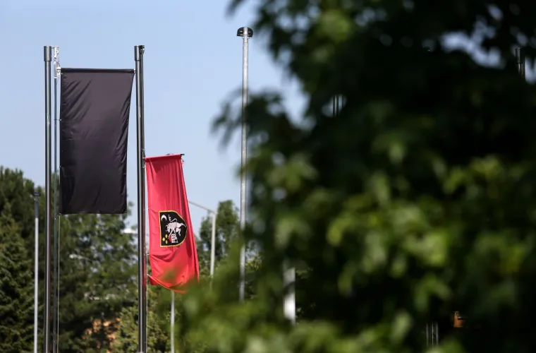 Ispred kuće u kojoj je kobni požar oduzeo život mladom vatrogascu, upaljene svijeće. Vatrogasna rukavica ispred mjesta nesreće