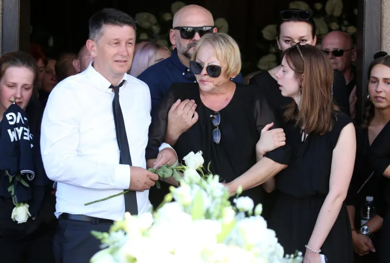 Obitelj, prijatelji i kolege oprostili se od Ivana Galekovića: Njegovoj djevojci pozlilo