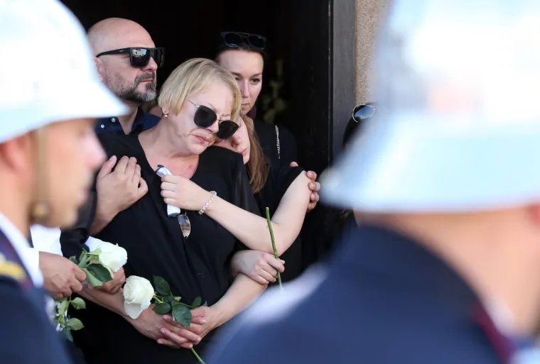 Obitelj, prijatelji i kolege oprostili se od Ivana Galekovića: Njegovoj djevojci pozlilo
